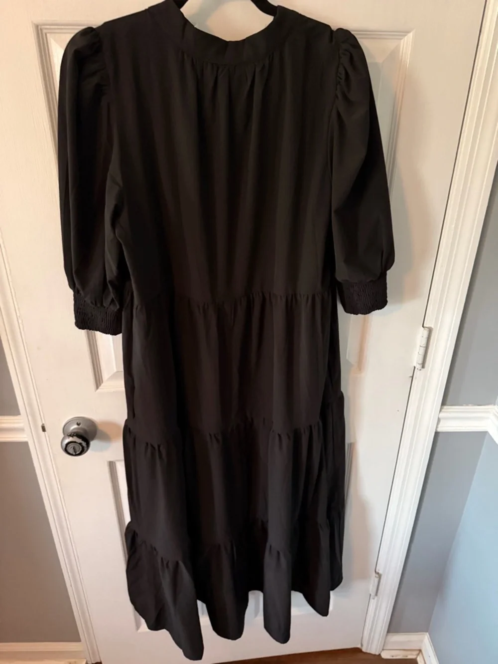 entro Black Tiered Midi Dress with Puff Sleeves and V-Neck - Picture 4 of 7